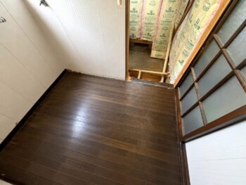 洗面室フロア重ね張り工事前後